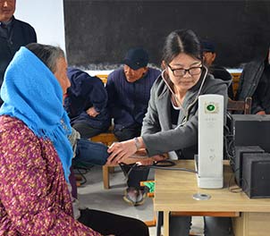英超（中国）志愿者服务队义务为老人查体