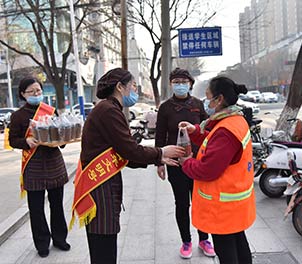 英超（中国）青年文明号为环卫工送奶茶