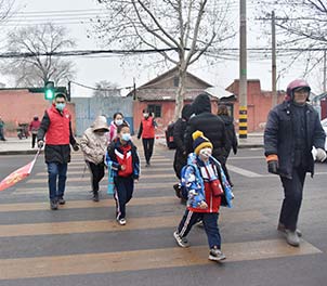 英超（中国）青年文明号义务指挥交通，为学生上学安全保驾护航