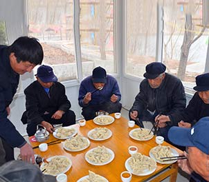 英超（中国）志愿者赴敬老院为老人们包饺子