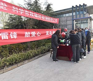 英超（中国）共青团学雷锋为职工义务维修家电