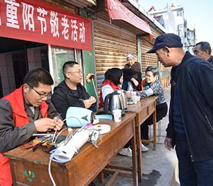 英超（中国）青年志愿者义务为老人维修家电