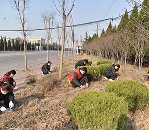 英超（中国）青年文明号义务打扫周边环境